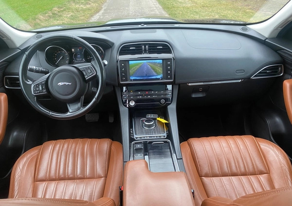 Jaguar F-Pace cena 79999 przebieg: 186000, rok produkcji 2016 z Staszów małe 704